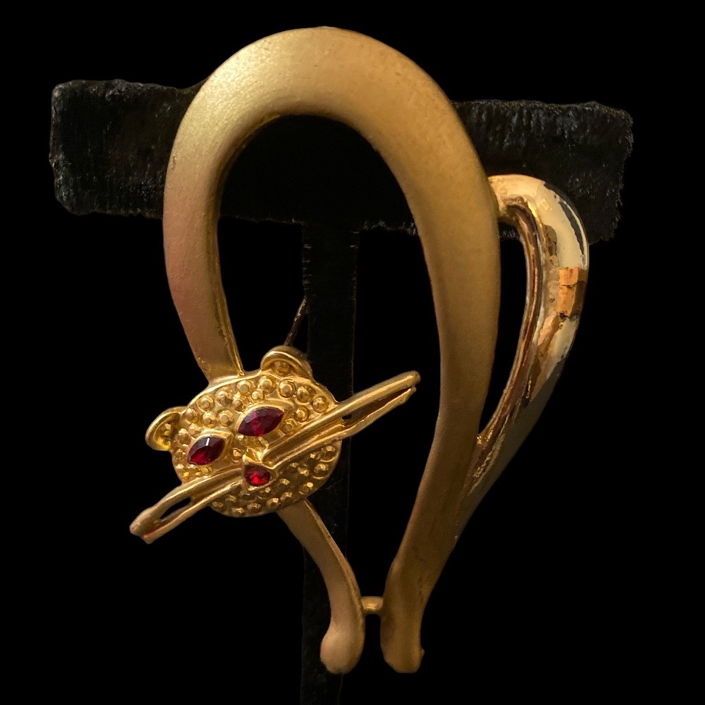 Vintage gold tone cat brooch